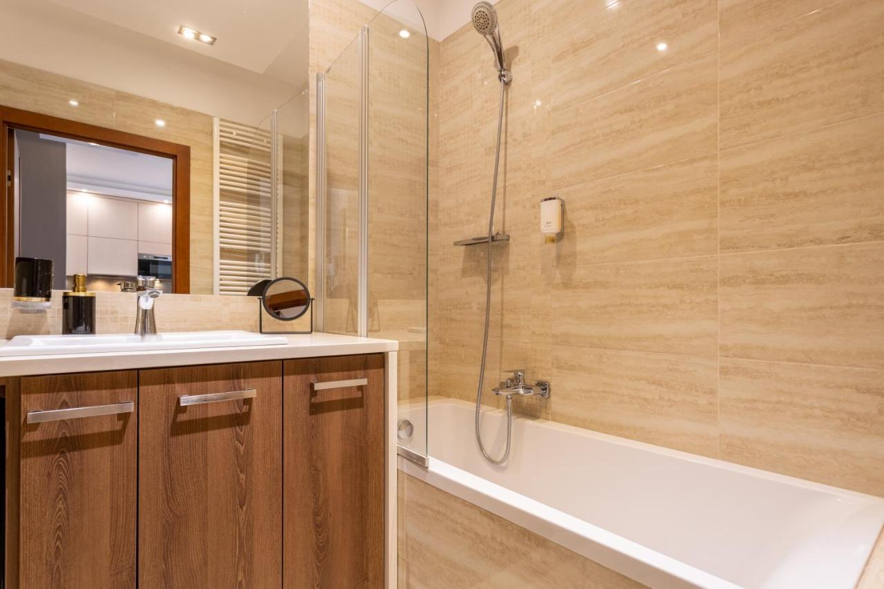Golden - Bright And Stylish -city Center - Stawki Apartment